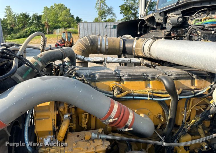 image for item OF9879 2003 Kenworth  T800 semi truck