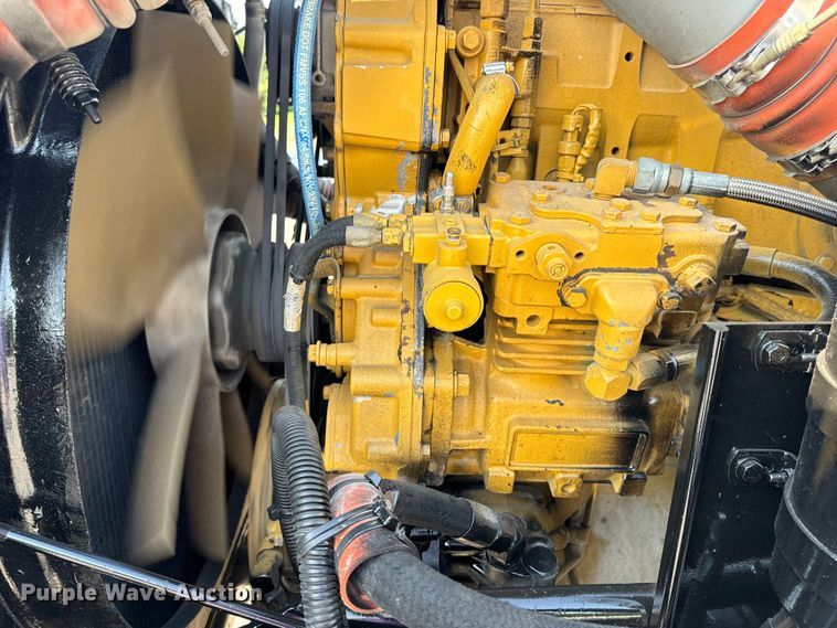 image for item OF9879 2003 Kenworth  T800 semi truck