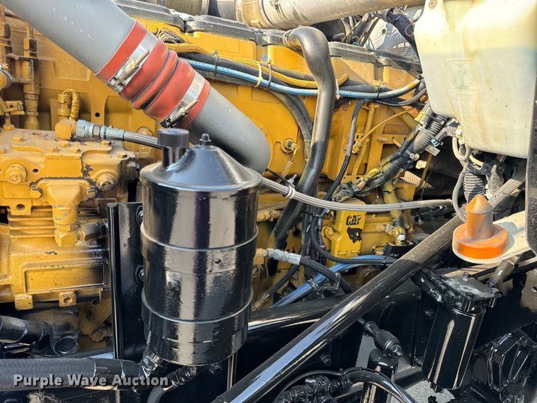 image for item OF9879 2003 Kenworth  T800 semi truck