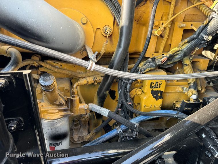 image for item OF9879 2003 Kenworth  T800 semi truck