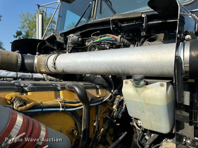 image for item OF9879 2003 Kenworth  T800 semi truck