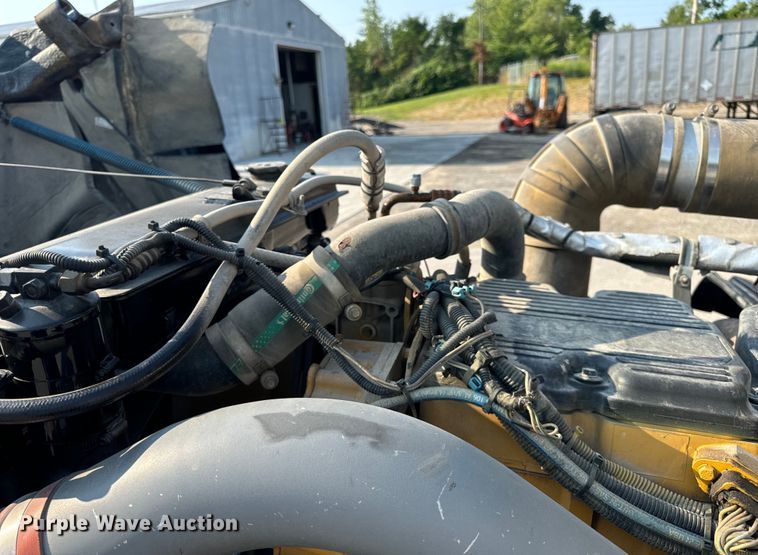 image for item OF9879 2003 Kenworth  T800 semi truck