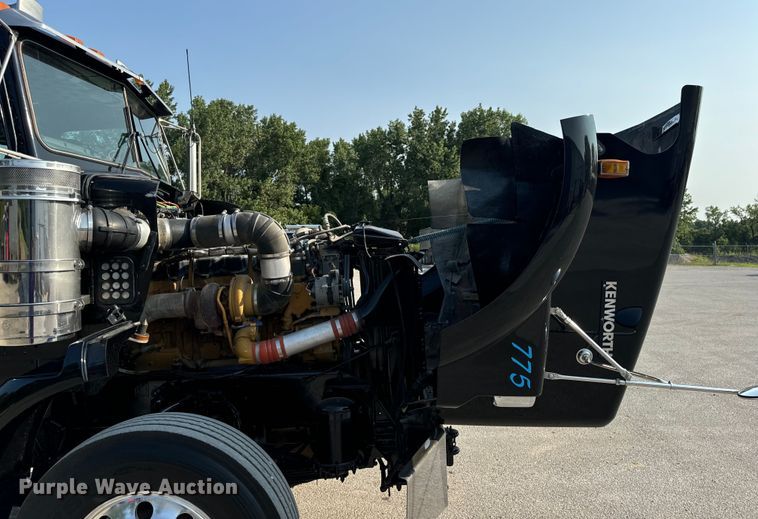 image for item OF9879 2003 Kenworth  T800 semi truck
