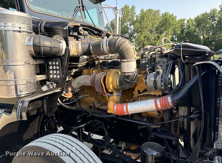 image for item OF9879 2003 Kenworth  T800 semi truck