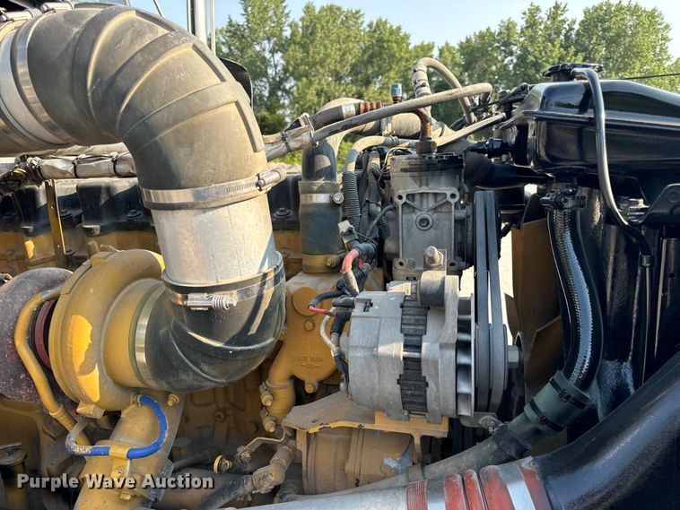 image for item OF9879 2003 Kenworth  T800 semi truck