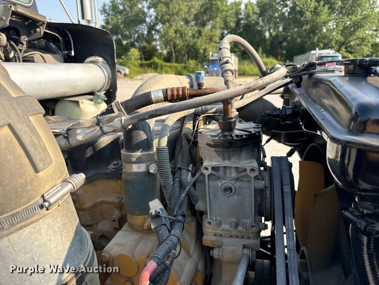 image for item OF9879 2003 Kenworth  T800 semi truck