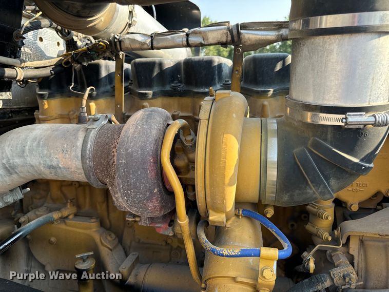 image for item OF9879 2003 Kenworth  T800 semi truck