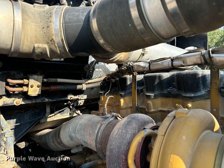 image for item OF9879 2003 Kenworth  T800 semi truck