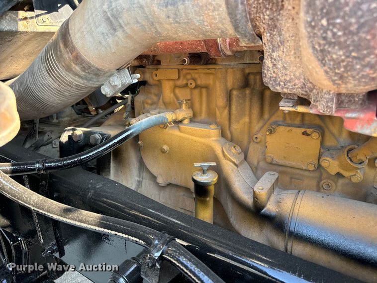 image for item OF9879 2003 Kenworth  T800 semi truck