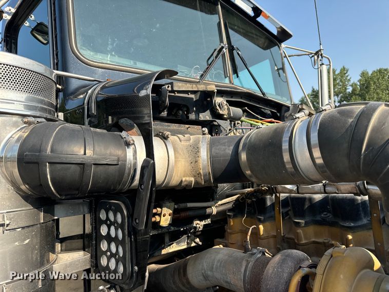 image for item OF9879 2003 Kenworth  T800 semi truck