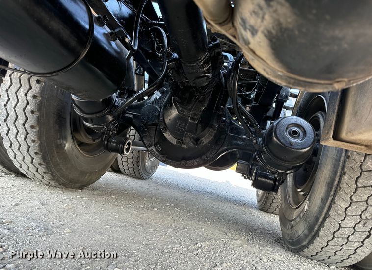 image for item OF9879 2003 Kenworth  T800 semi truck