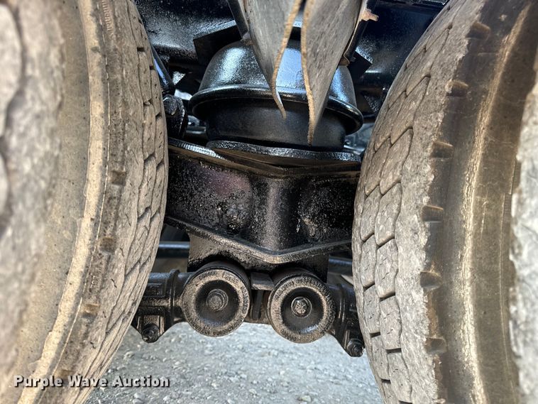 image for item OF9879 2003 Kenworth  T800 semi truck