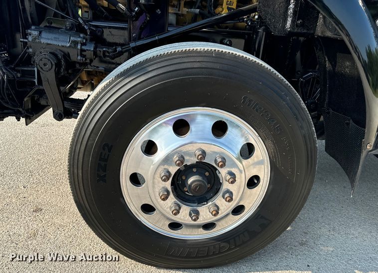 image for item OF9879 2003 Kenworth  T800 semi truck