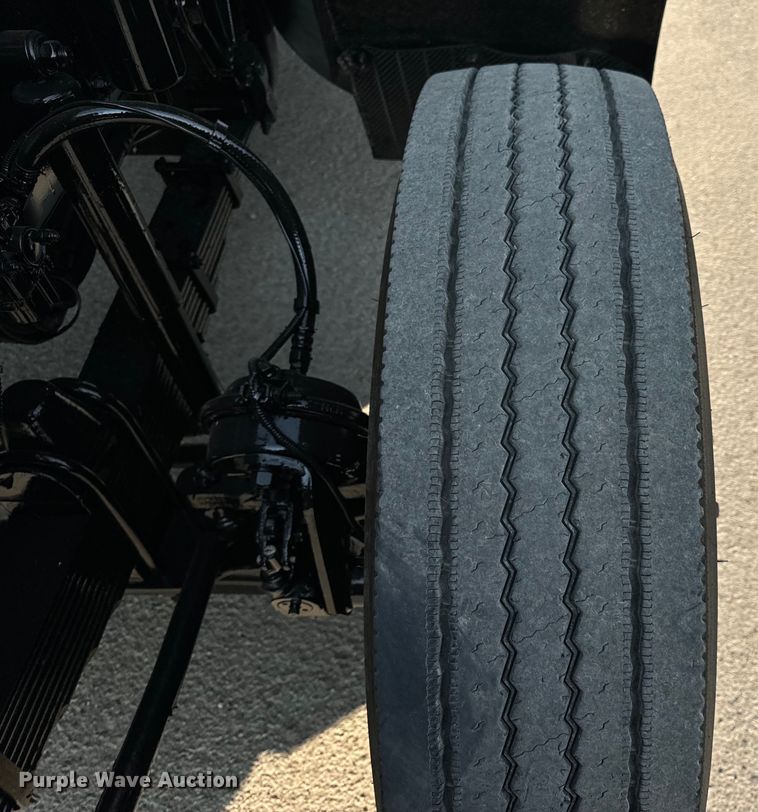 image for item OF9879 2003 Kenworth  T800 semi truck