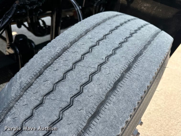 image for item OF9879 2003 Kenworth  T800 semi truck