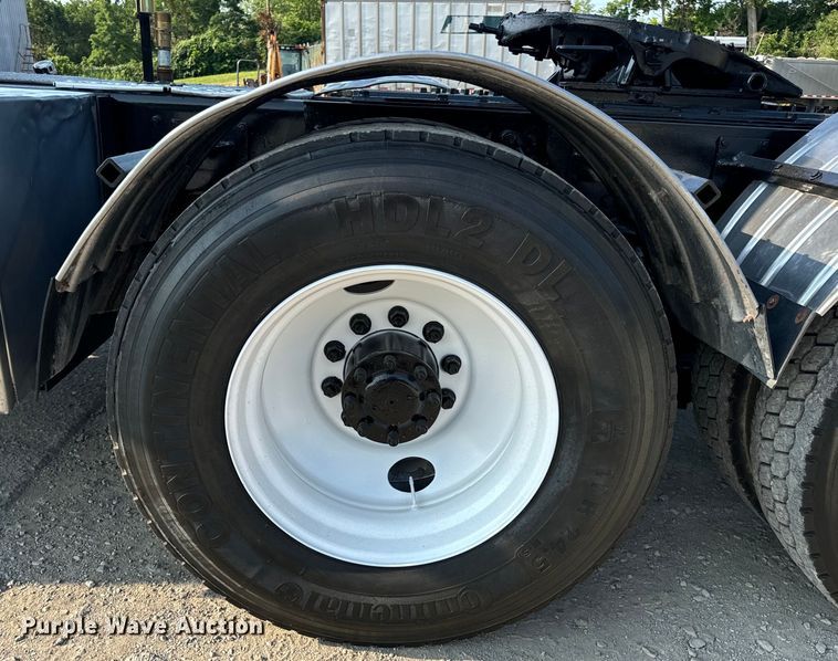 image for item OF9879 2003 Kenworth  T800 semi truck