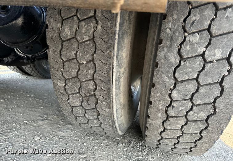 image for item OF9879 2003 Kenworth  T800 semi truck