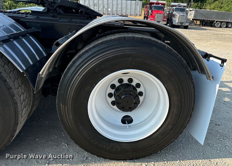 image for item OF9879 2003 Kenworth  T800 semi truck