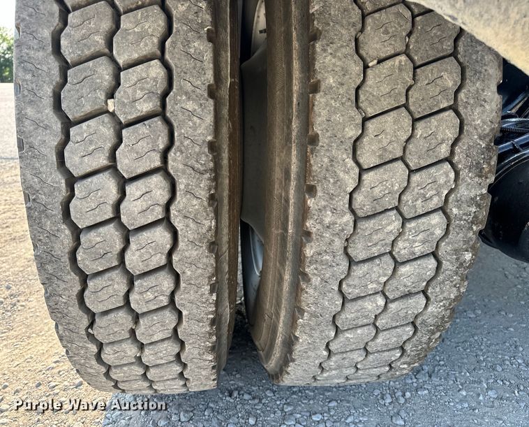 image for item OF9879 2003 Kenworth  T800 semi truck