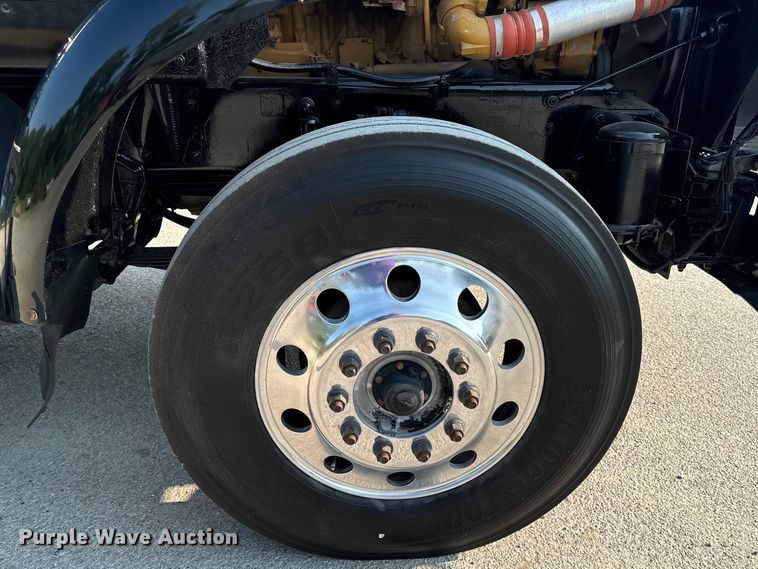 image for item OF9879 2003 Kenworth  T800 semi truck