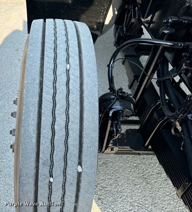 image for item OF9879 2003 Kenworth  T800 semi truck