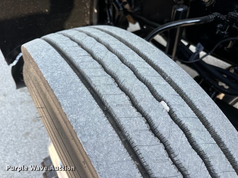 image for item OF9879 2003 Kenworth  T800 semi truck