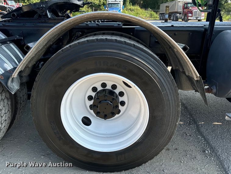 image for item OF9879 2003 Kenworth  T800 semi truck