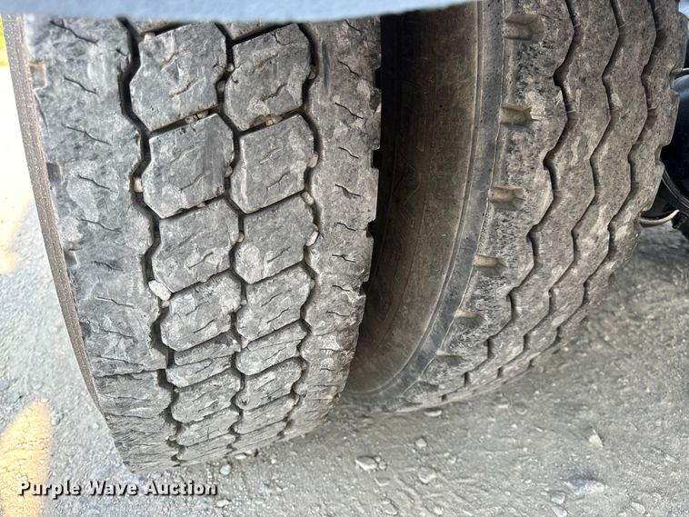 image for item OF9879 2003 Kenworth  T800 semi truck