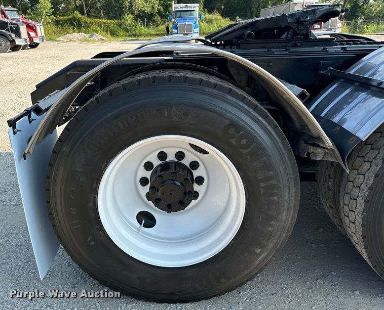 image for item OF9879 2003 Kenworth  T800 semi truck