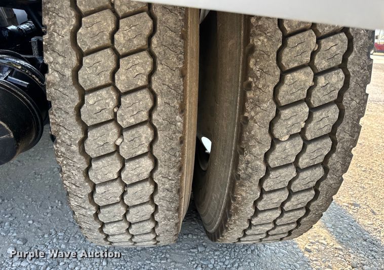 image for item OF9879 2003 Kenworth  T800 semi truck