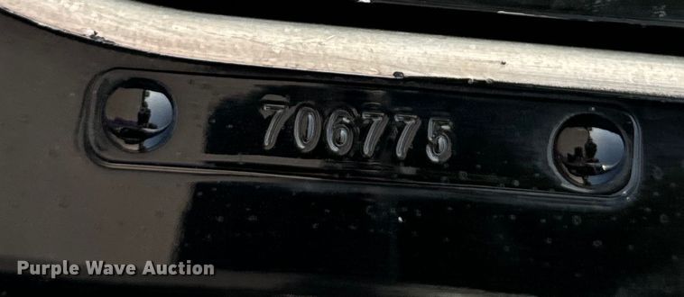 image for item OF9879 2003 Kenworth  T800 semi truck