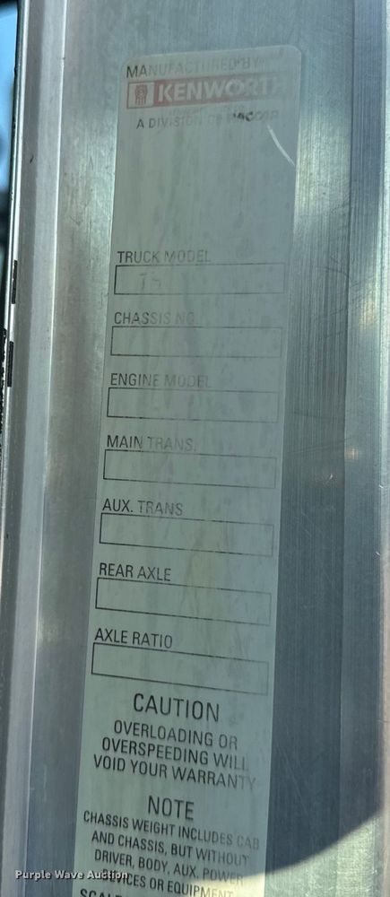 image for item OF9879 2003 Kenworth  T800 semi truck