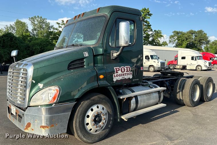 image for item OF9898 2012 Freightliner  Cascadia semi truck