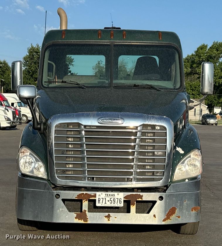 image for item OF9898 2012 Freightliner  Cascadia semi truck