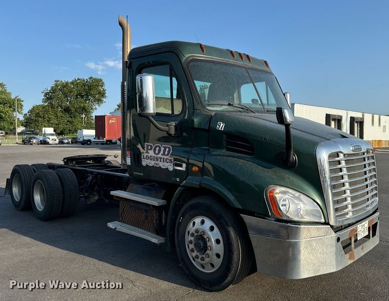 image for item OF9898 2012 Freightliner  Cascadia semi truck