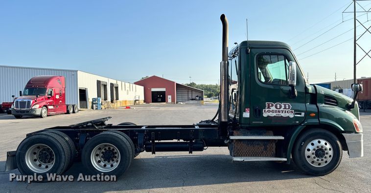 image for item OF9898 2012 Freightliner  Cascadia semi truck