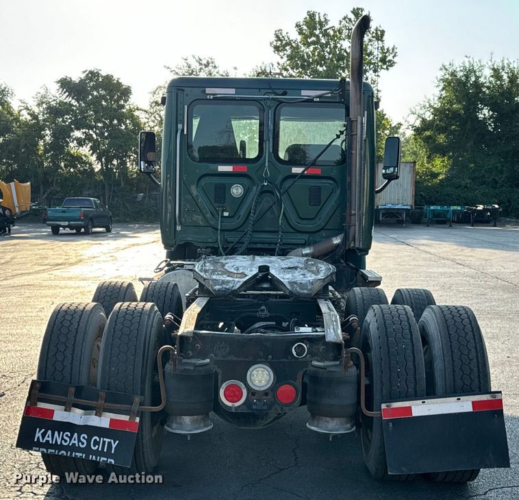 image for item OF9898 2012 Freightliner  Cascadia semi truck