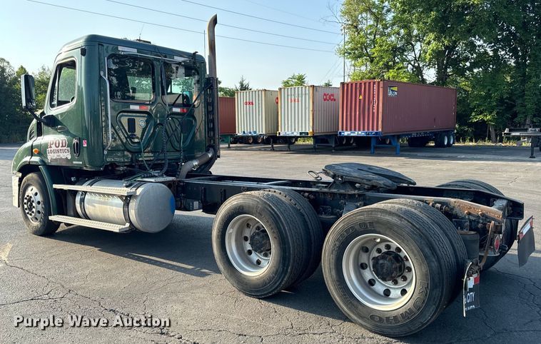 image for item OF9898 2012 Freightliner  Cascadia semi truck