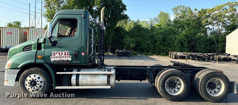 image for item OF9898 2012 Freightliner  Cascadia semi truck