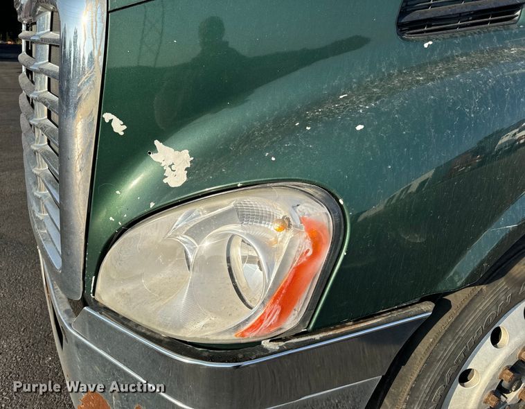 image for item OF9898 2012 Freightliner  Cascadia semi truck