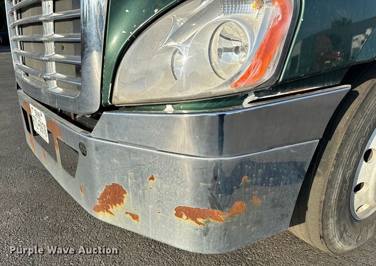 image for item OF9898 2012 Freightliner  Cascadia semi truck