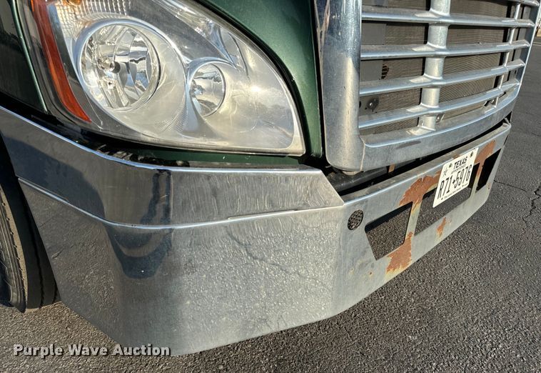 image for item OF9898 2012 Freightliner  Cascadia semi truck