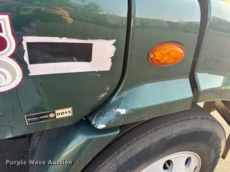 image for item OF9898 2012 Freightliner  Cascadia semi truck