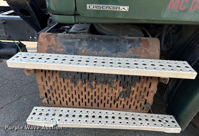 image for item OF9898 2012 Freightliner  Cascadia semi truck