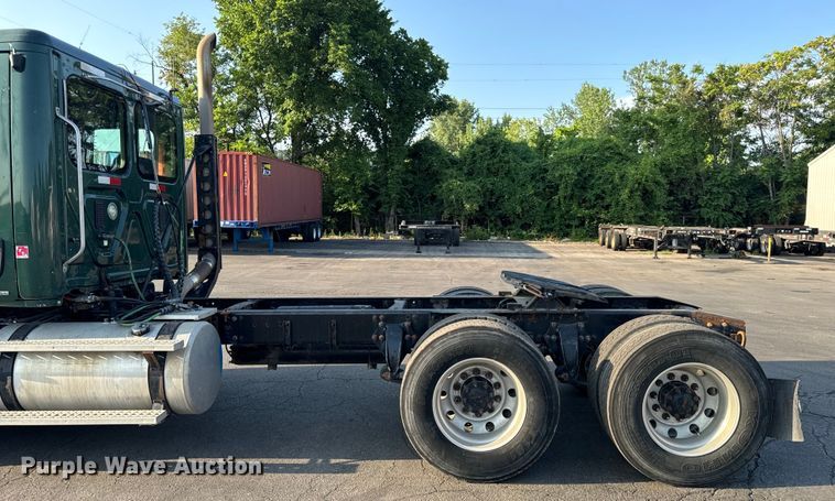 image for item OF9898 2012 Freightliner  Cascadia semi truck