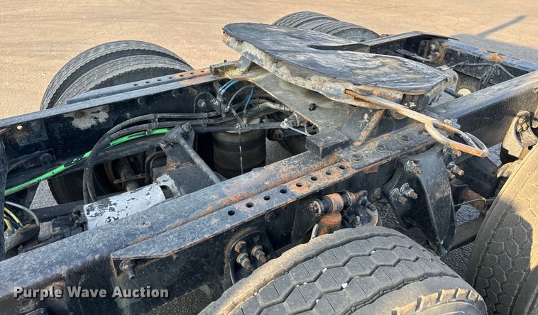 image for item OF9898 2012 Freightliner  Cascadia semi truck