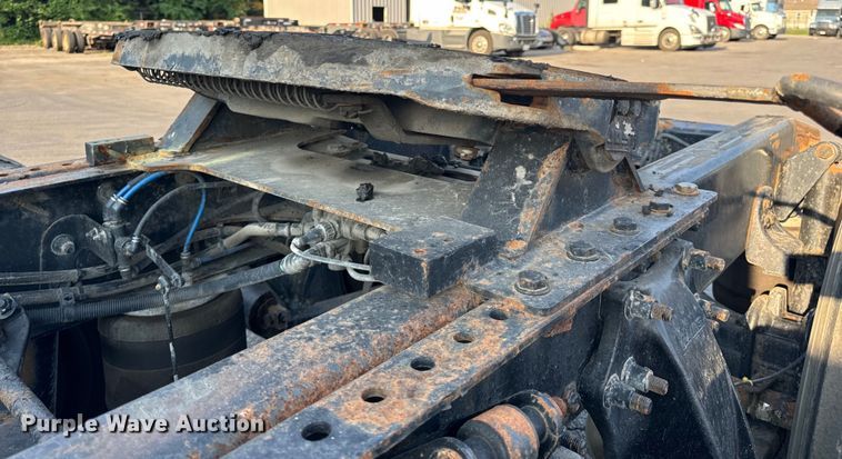 image for item OF9898 2012 Freightliner  Cascadia semi truck