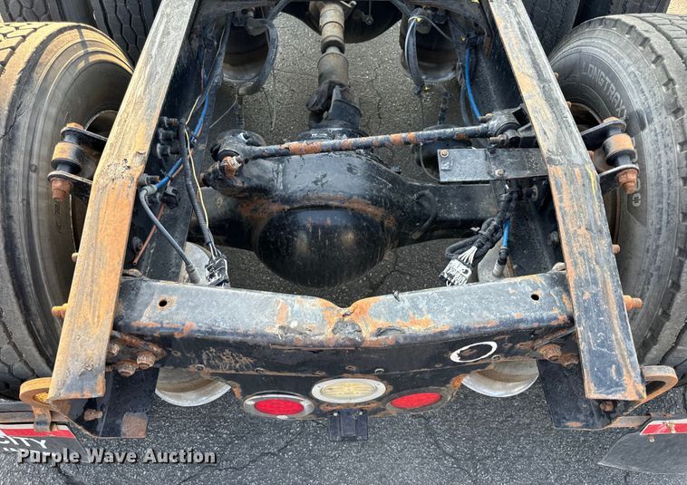 image for item OF9898 2012 Freightliner  Cascadia semi truck