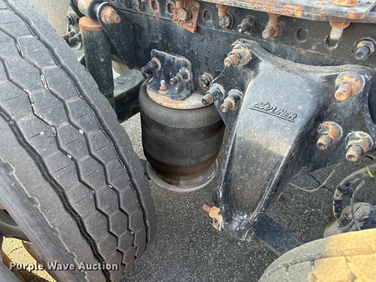 image for item OF9898 2012 Freightliner  Cascadia semi truck