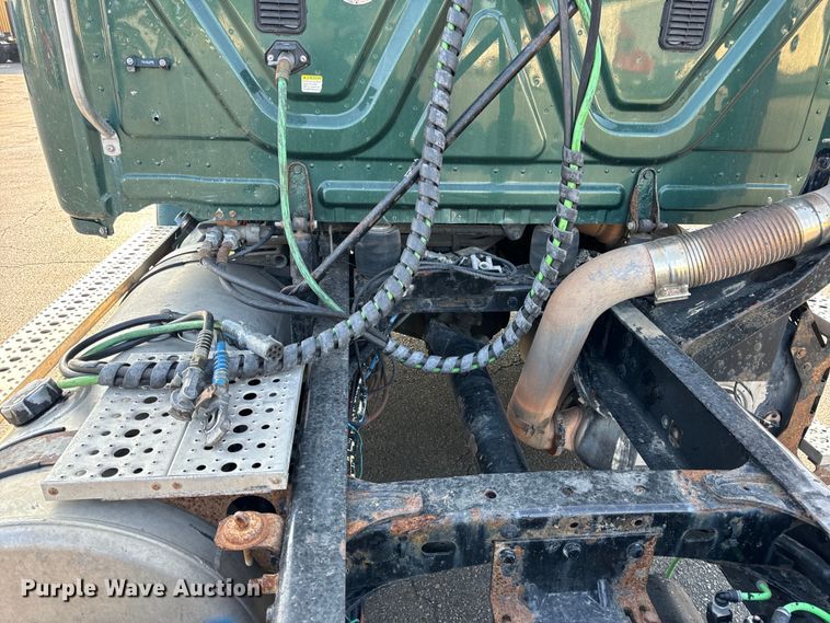 image for item OF9898 2012 Freightliner  Cascadia semi truck